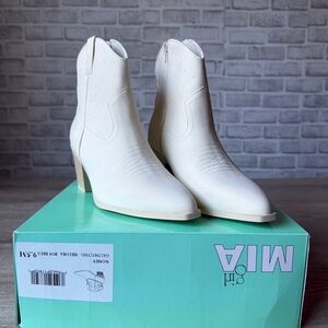 MIA Melora White Western Ankle Boots 9.5 | Pointed Toe Block Heel